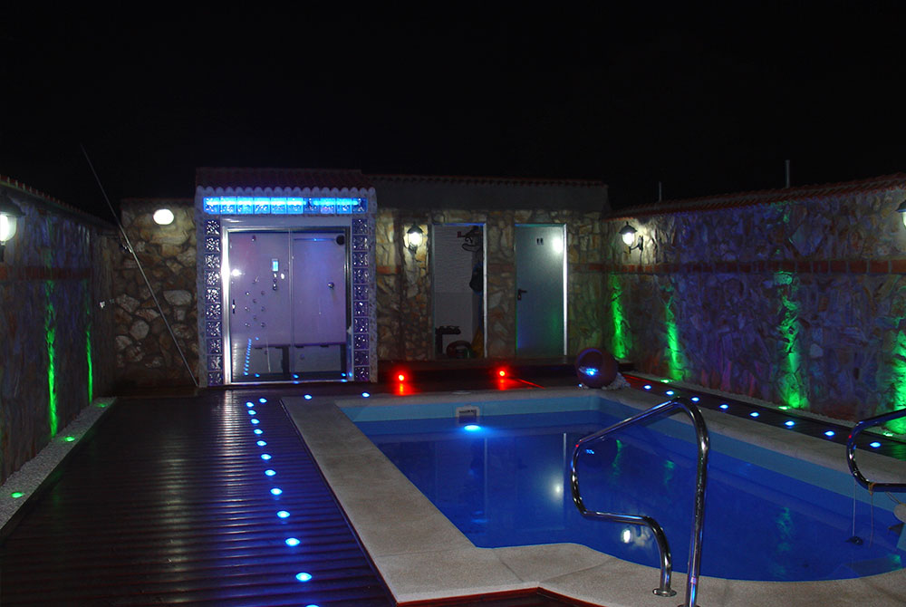 Diseño de piscinas, piscina personalizada, piscina con elementos de diseño, piscina iluminada en azul