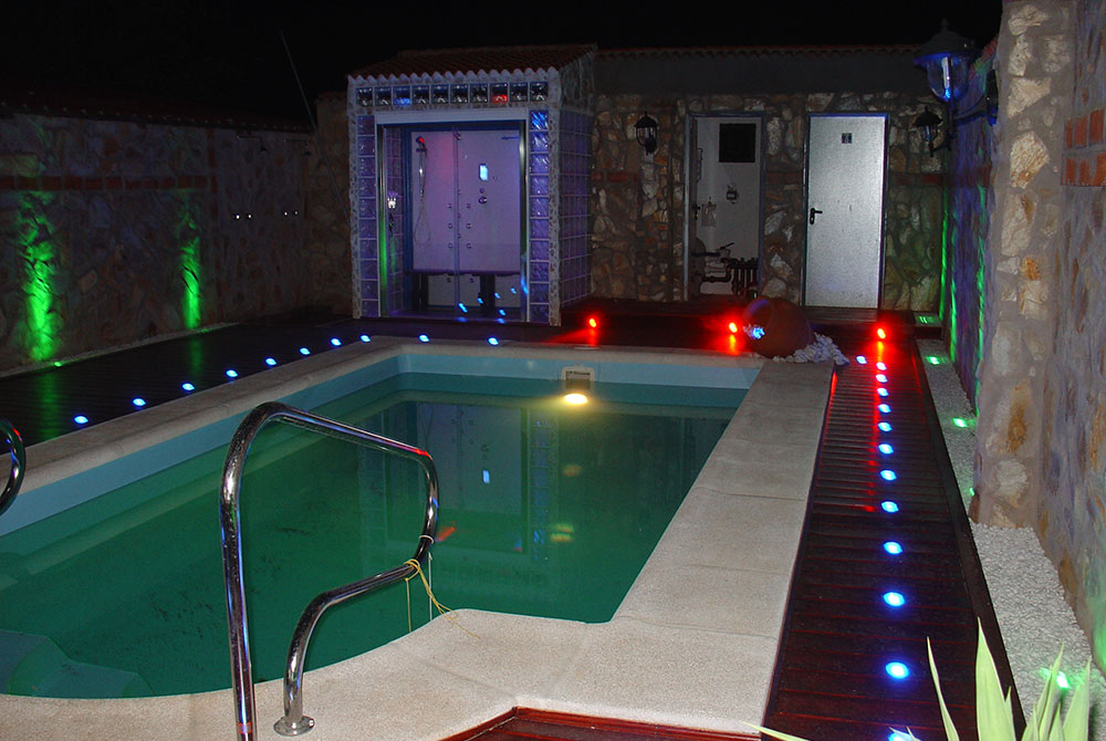 Diseño de piscinas prefabricadas, piscina iluminada en verde