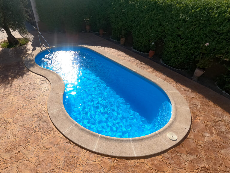 piscina romana poliéster y fibra de 7x4 metros
