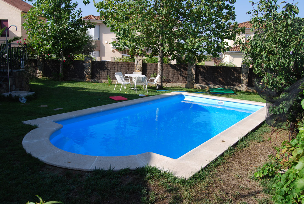instalación de piscina prefabricada de poliéster y fibra en Cáceres, Extremadura